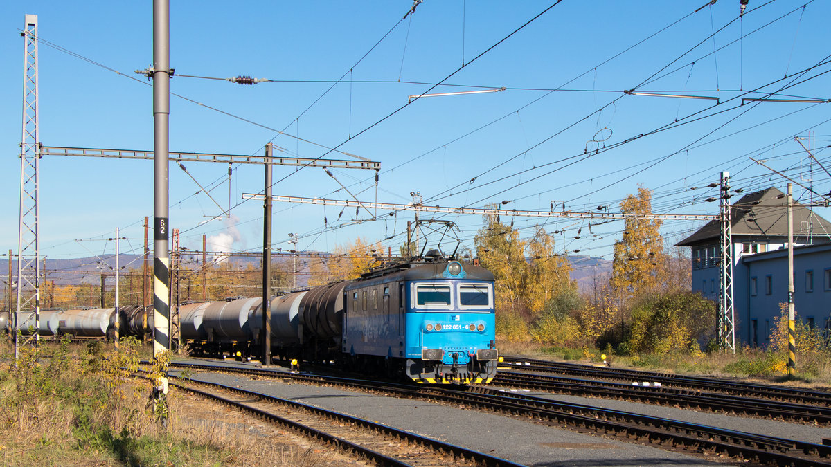 122 051-6 ist am 31. Oktober 2018 gerade in Litvinov unterwegs. 