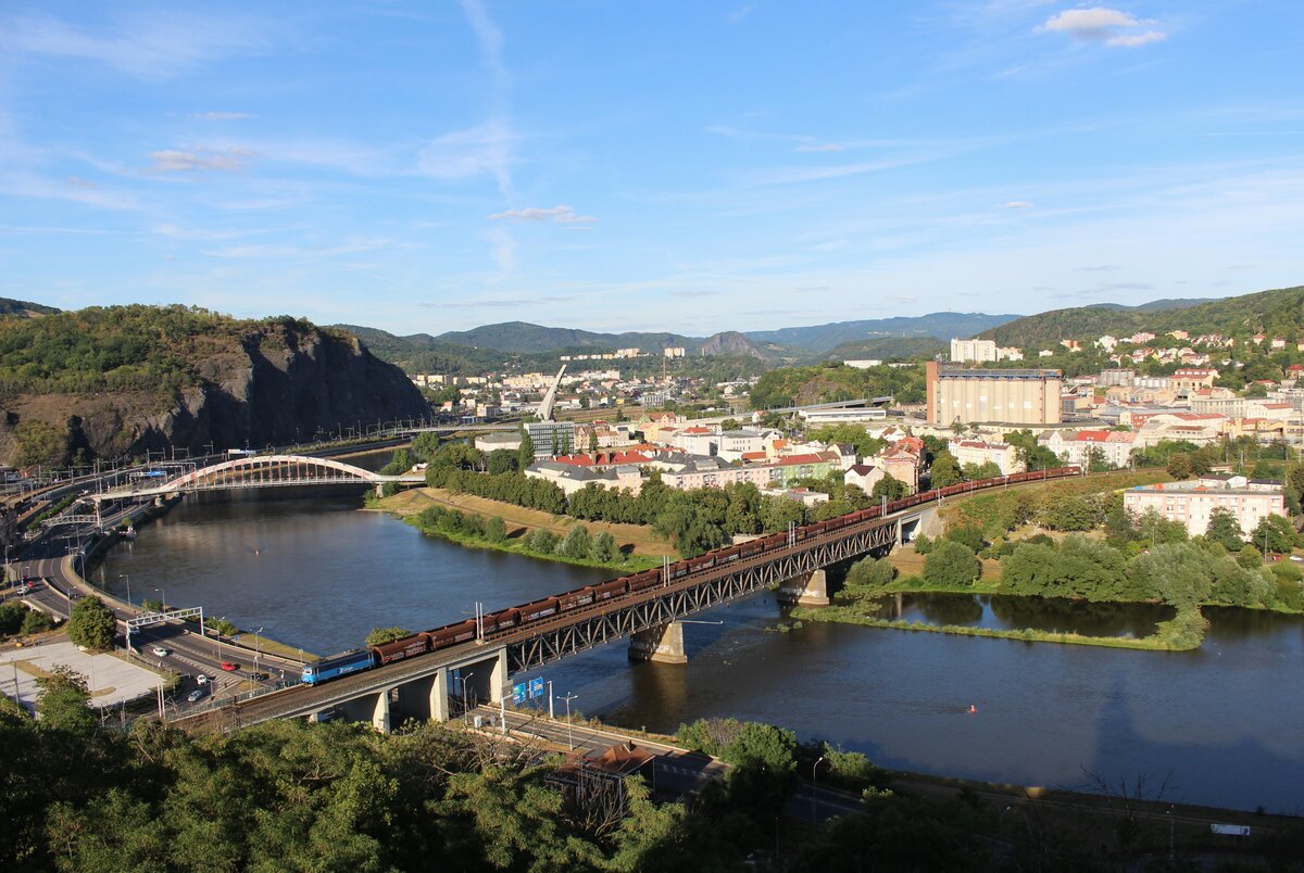 122 055-7 zu sehen mit einem leeren Kohlenzug am 06.08.22 in Ústí nad Labem. 