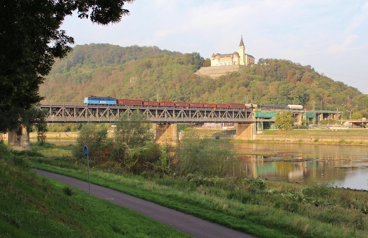 122 xxx zu sehen am 24.08.19 mit eiem Gemischten Güterzug in Ústí nad Labem. Oben sieht man das Hotel Větruše.