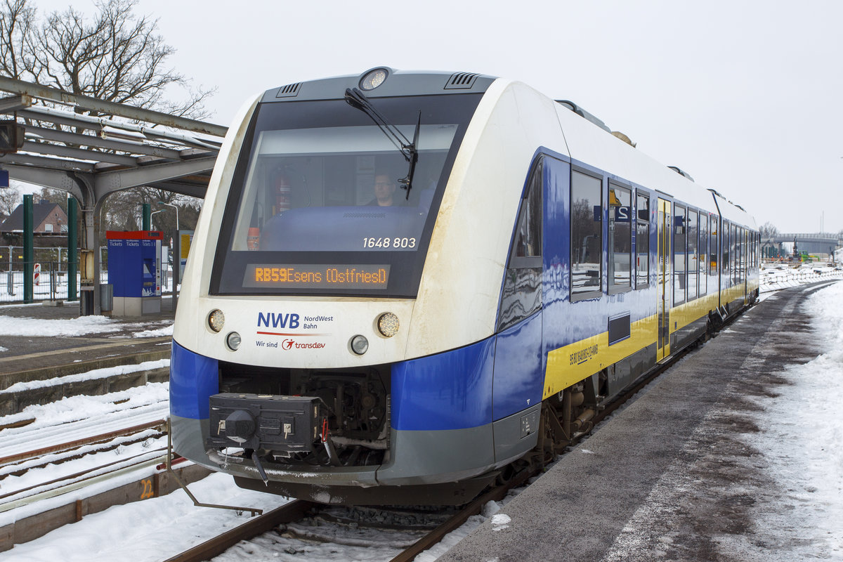 1.2.2021 - Norwestbahn VT 648 als RB59 von Wilhelmshaven nach Esens fährt am Behelfsbahnsteig im Bahnhof Sande ein.