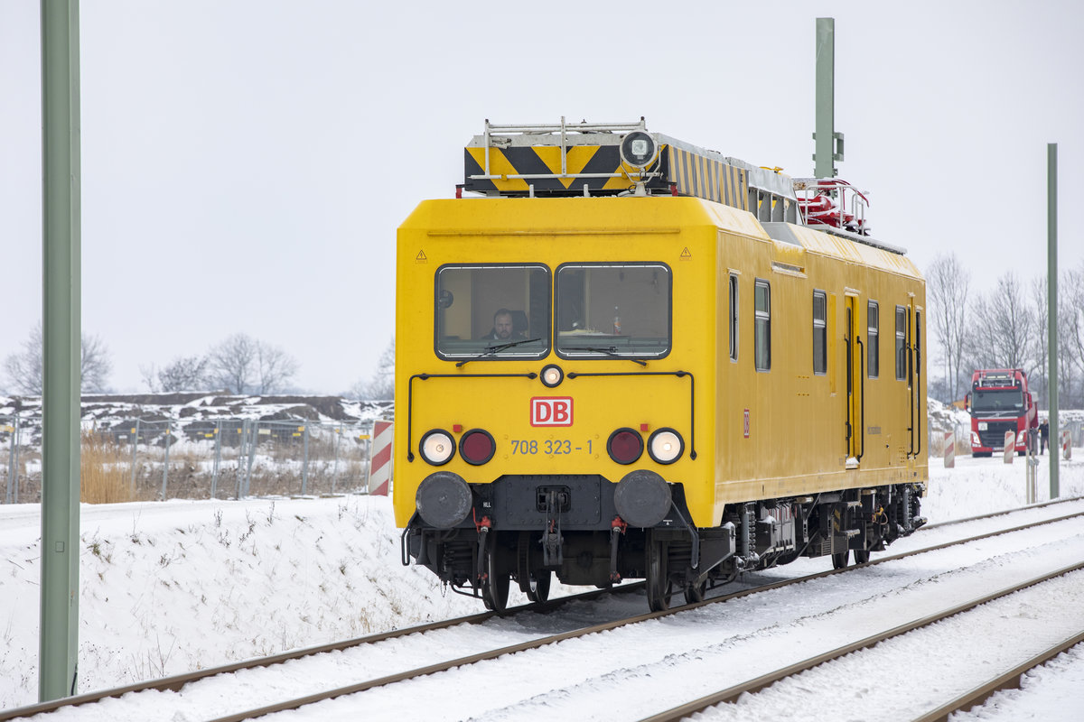 1.2.2021 Triebwagen 708 323 Netz Instandhaltung auf freier Strecke bei Sandergroden zwischen Sande und Varel. Der Triebwagen fährt Richtung Varel. Die Strecke wird zur Zeit elektrifiziert. Die Masten für die Oberleitung stehen schon.