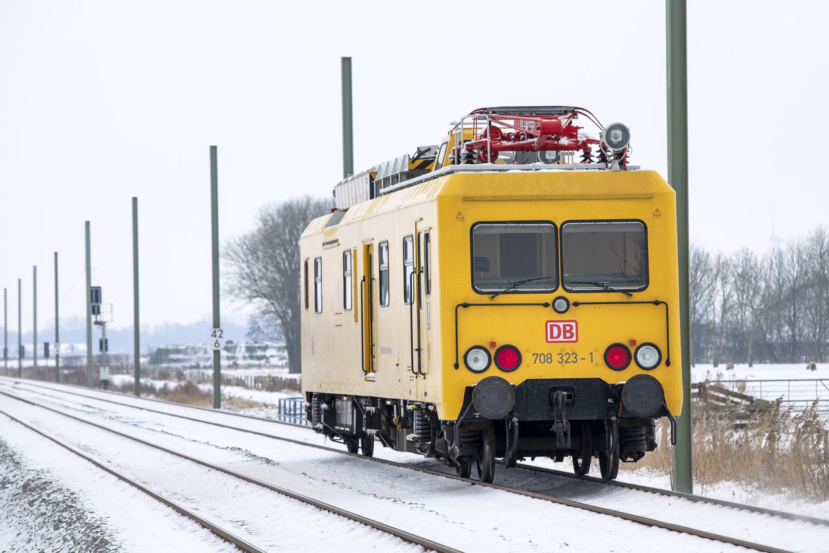 1.2.2021 Triebwagen 708 323 Netz Instandhaltung auf freier Strecke bei Sandergroden zwischen Sande und Varel. Der Triebwagen fährt Richtung Varel. Die Strecke wird zur Zeit elektrifiziert. Die Masten für die Oberleitung stehen schon.