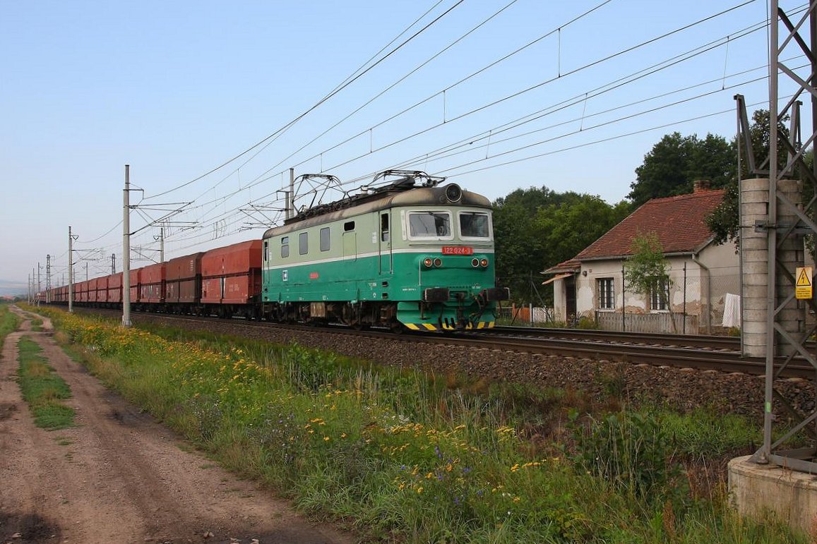 122024 ist mit einem Kohlezug am 21.8.2013 um 8.46 Uhr bei Stary Kolin in Richtung Pardubitz unterwegs.