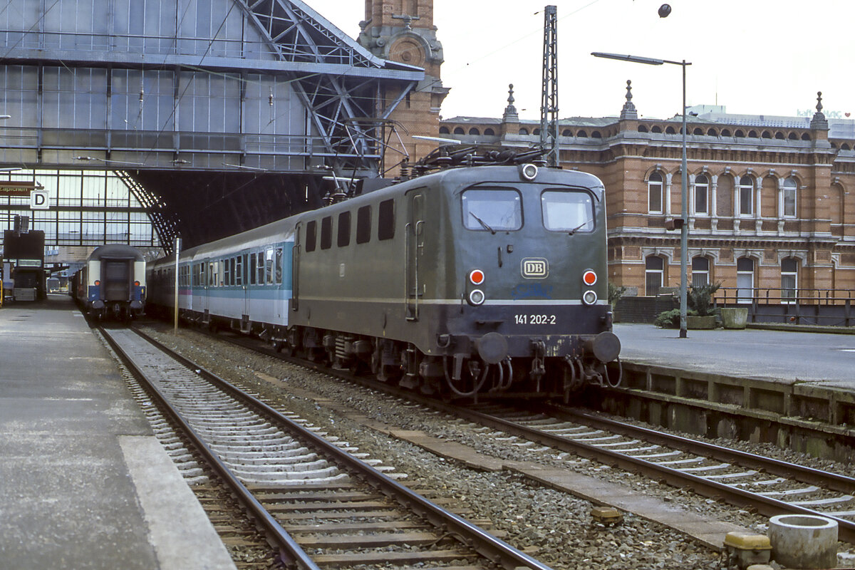 12.2.1994 - BR 141 202 vor E6522 von Bremen Hbf nach Oldenburg Hbf (Bild vom Dia)