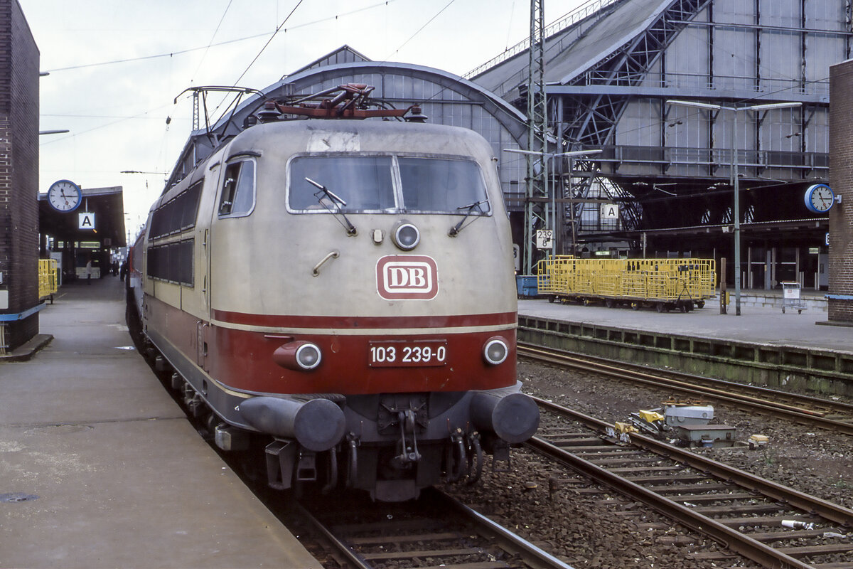 12.2.1994 - Bremen Hbf - DB BR 103 239 vor IC 737  Karolinger  Aachen-HH Altona (Bild vom Dia)