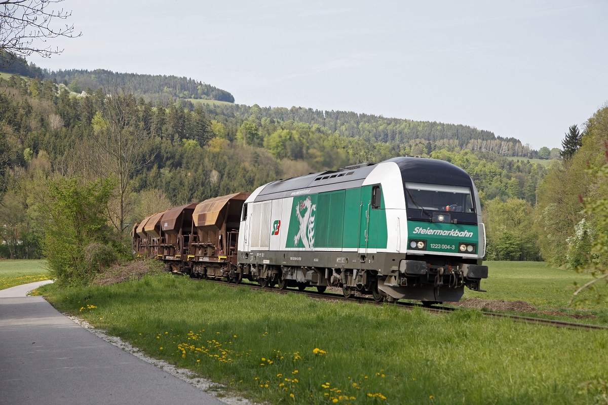 1223 004 der Steiermarkbahn fährt 29.04.2015 mit einem Güterzug nächst der aufgelassenen Haltestelle Feistritz-Kirchberg Richtung Aspang.