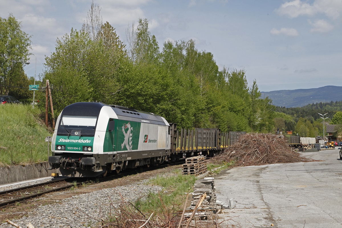 1223 004 der Steiermarkbahn verschiebt am 29.04.2015 im Bahnhof Rohrbach-Vorau.