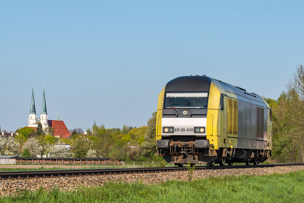 1223 012-6 der DRLL (Beacon Rail Leasing Ltd) fährt am 20.04.2016 solo von Burghausen nach Mühldorf. Aufgenommen bei Altötting.