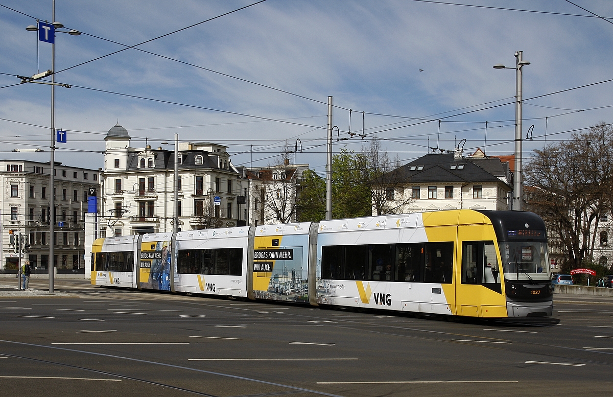 1227 der Leipziger Verkehrsbetriebe am 17.04.2022 nahe Goerdelerring.