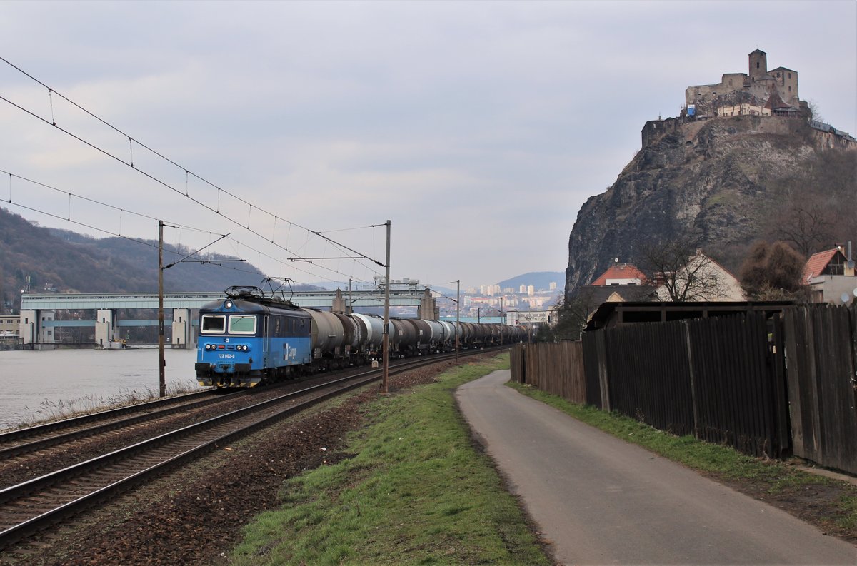 123 002-8 war am 27.02.16 mit einem Kesselzug in Ústí nad Labem-Střekov zu sehen. 
