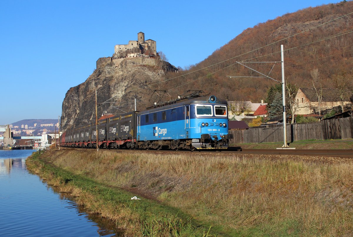 123 003-6 mit dem innofreight zu sehen am 17.11.18 in Ústí nad Labem-Střekov. 