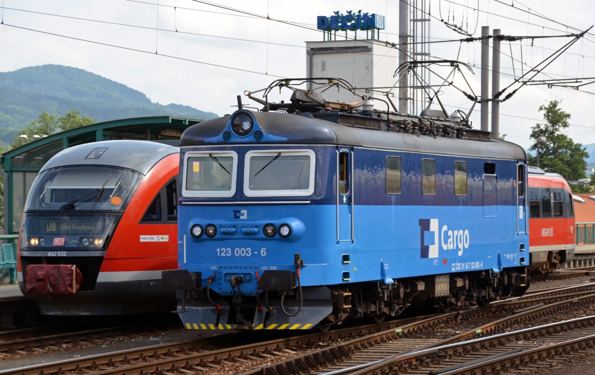 123 003 verlie nach einem lngeren Aufenthalt im Bahnhof Decin diesen Richtung Rbf und passiert dabei 642 532.