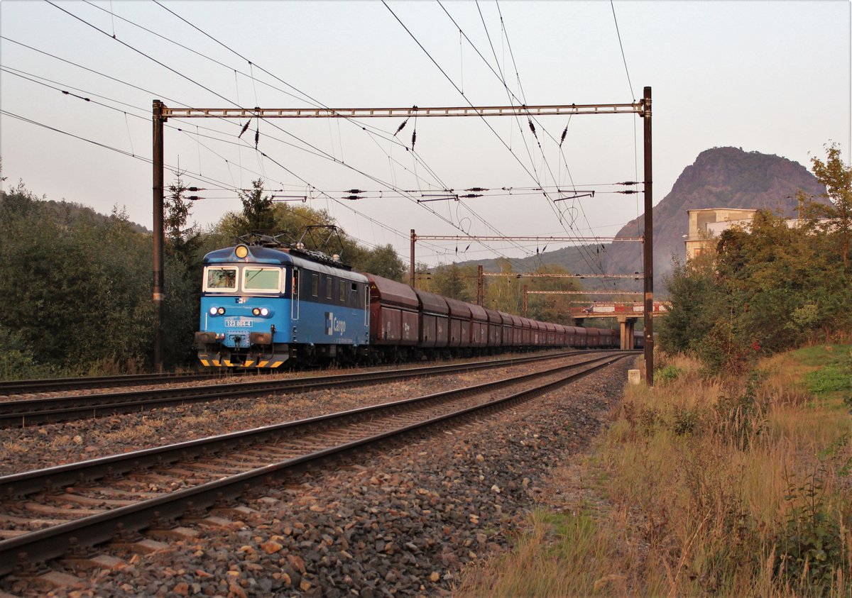 123 004-4 fuhr mit einem Kohlenzug am 21.09.20 in den letzten Sonnenstrahlen durch Želenice n.Bílinou.