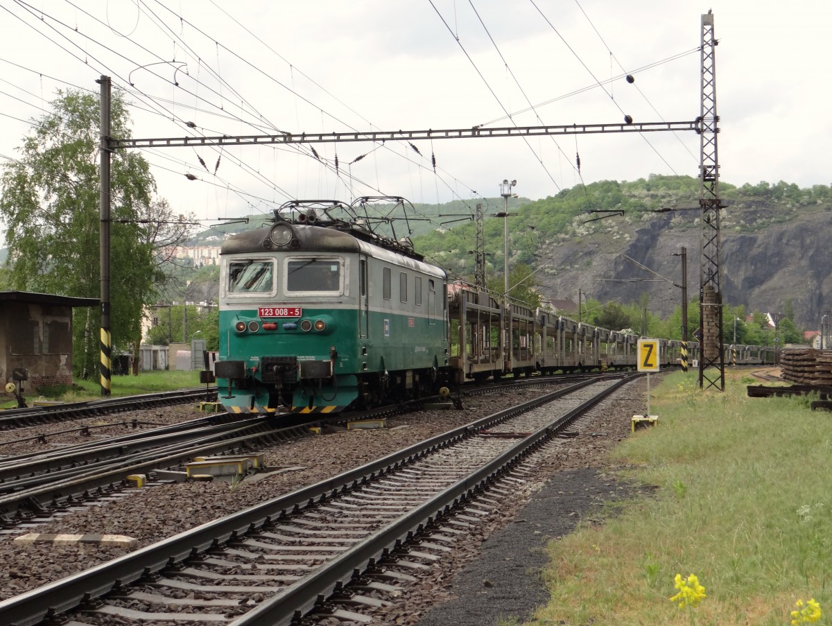 123 008-5 am 09.05.15 bei der Einfahrt in Ústí nad Labem-Střekov.