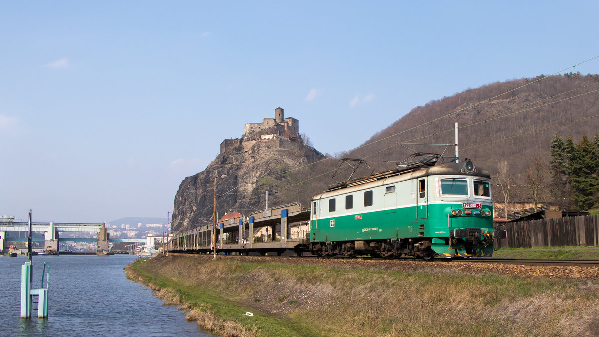 123 008-5 ist am 31. März 2019 in Usti nad Labem mit einem leeren Autozug unterwegs. 