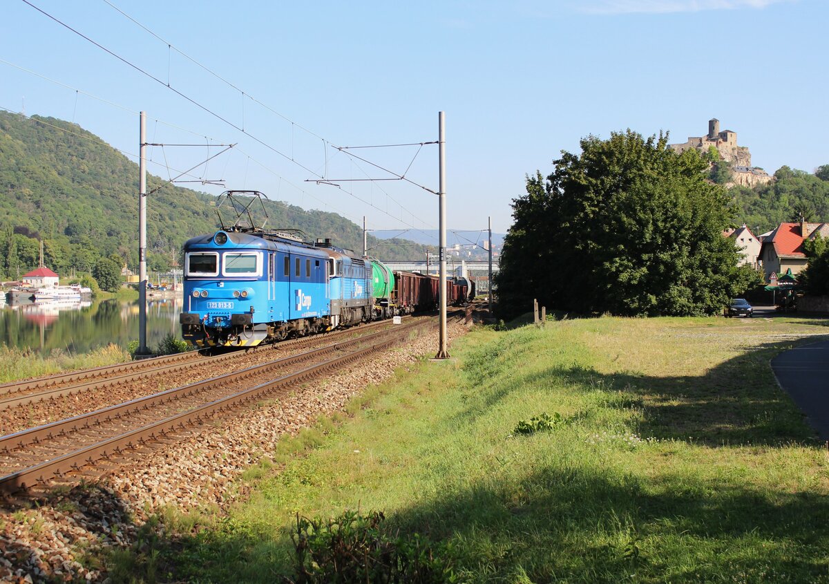 123 013-5 und 750 326 zu sehen mit einem Mischer am 25.07.22 in Ústí nad Labem-Střekov. 