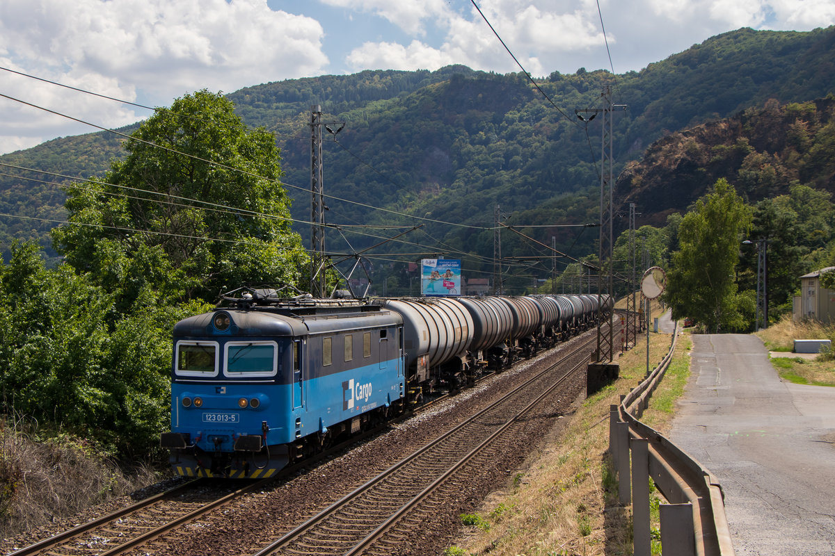 123 013-5 ist mit einem Kesselzug unterwegs. Aufgenommen am 14. Juli 2018 in Usti nad Labem.  