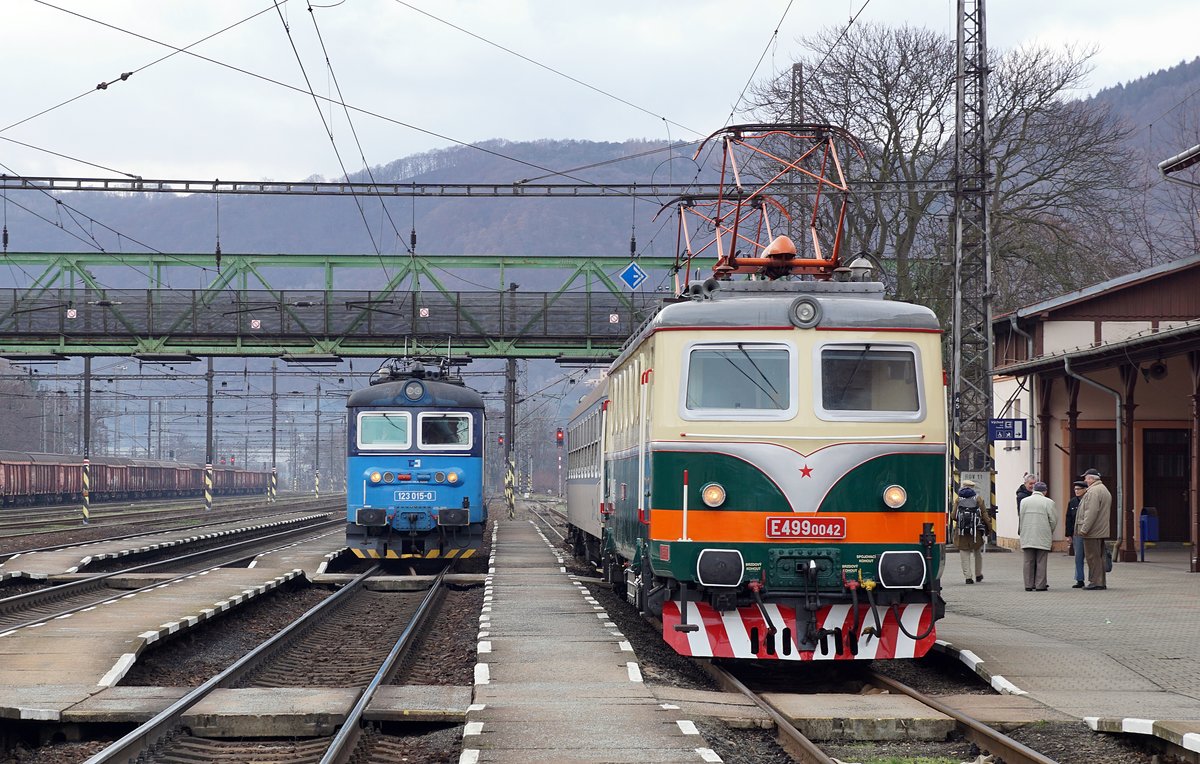 123 015 und 499 0042 von IDS Cargo am 31.12.2018 in Usti nad Labem Strekov. 