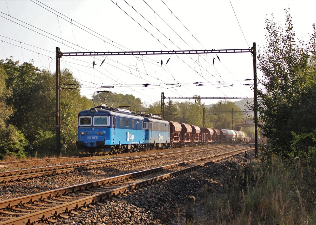 123 016-8 und 122 021-9 fuhren mit einem Mischer am 21.09.20 durch Želenice n.Bílinou.