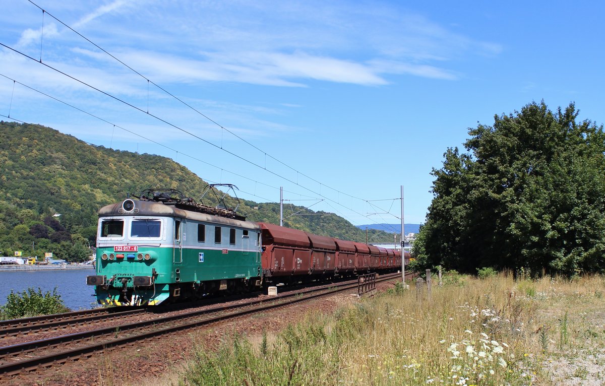 123 017-6 mit eiem Kohlenzug zu sehen am 07.07.18 in Ústí nad Labem-Střekov.