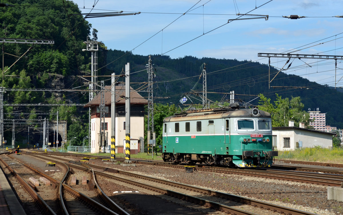 123 017 fährt am 14.06.16 Lz in Decin ein.
