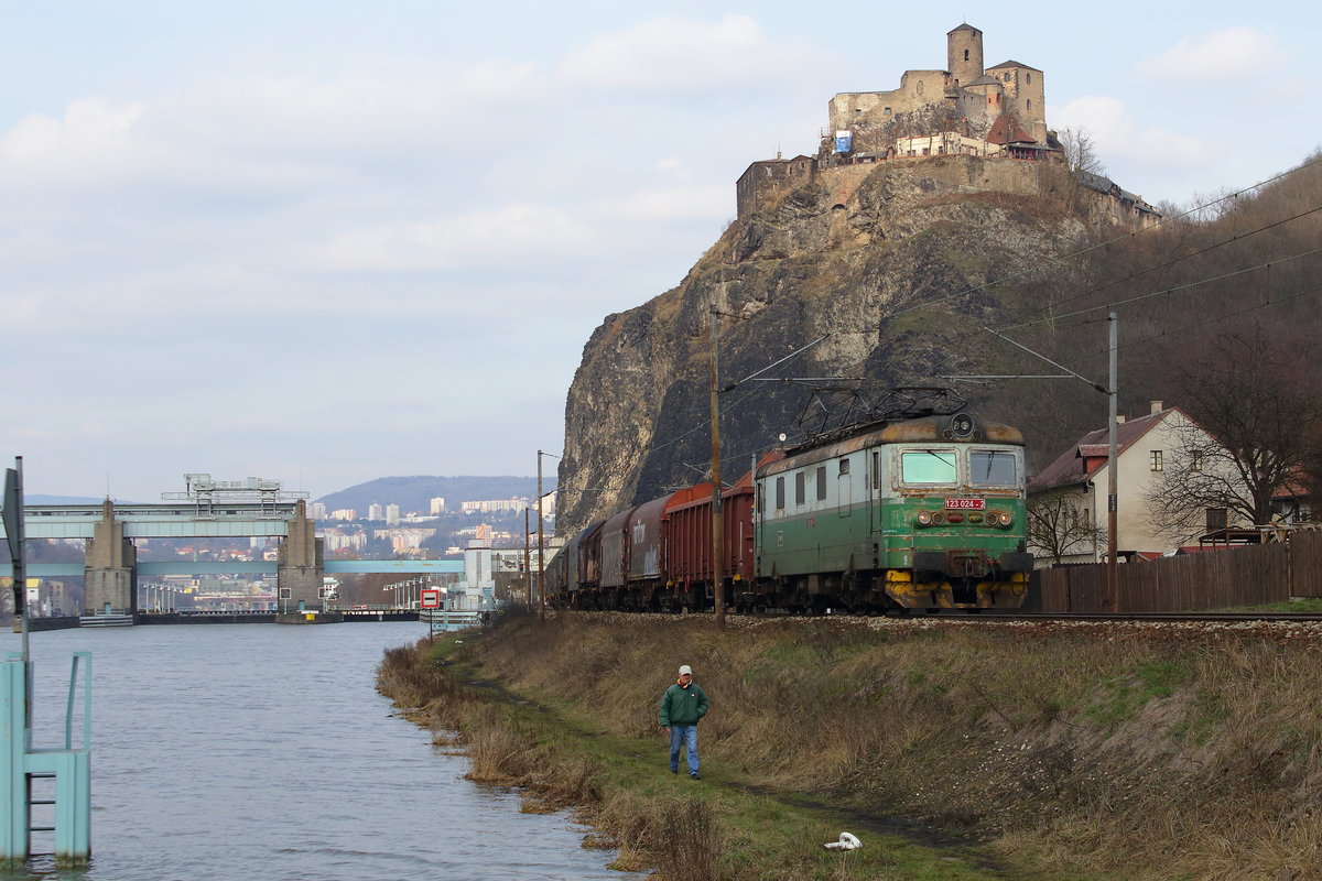 123 024 mit Pn 45313 Decin st.hr.-C.Trebova vjezd.sk unterhalb der Burg Strekov, Aufgenommen am 27.02.2016