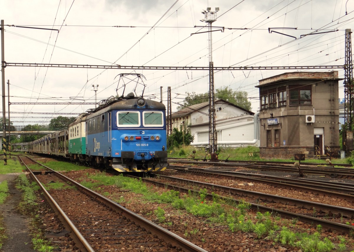 123 025-9 und 130 004-5 hier am 22.06.15 in Nymburk hl.n.