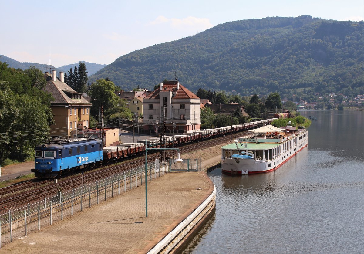 123 027-5 zusehen mit einem Mischer am 08.08.20 in Ústí nad Labem-Střekov.