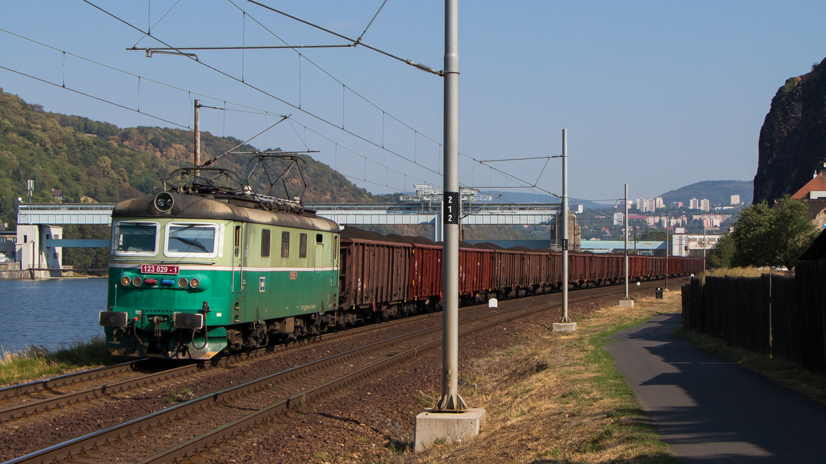 123 029-1 hat am 4. August 2018 in Usti nad Labem einen langen Kohlezug am Haken. 