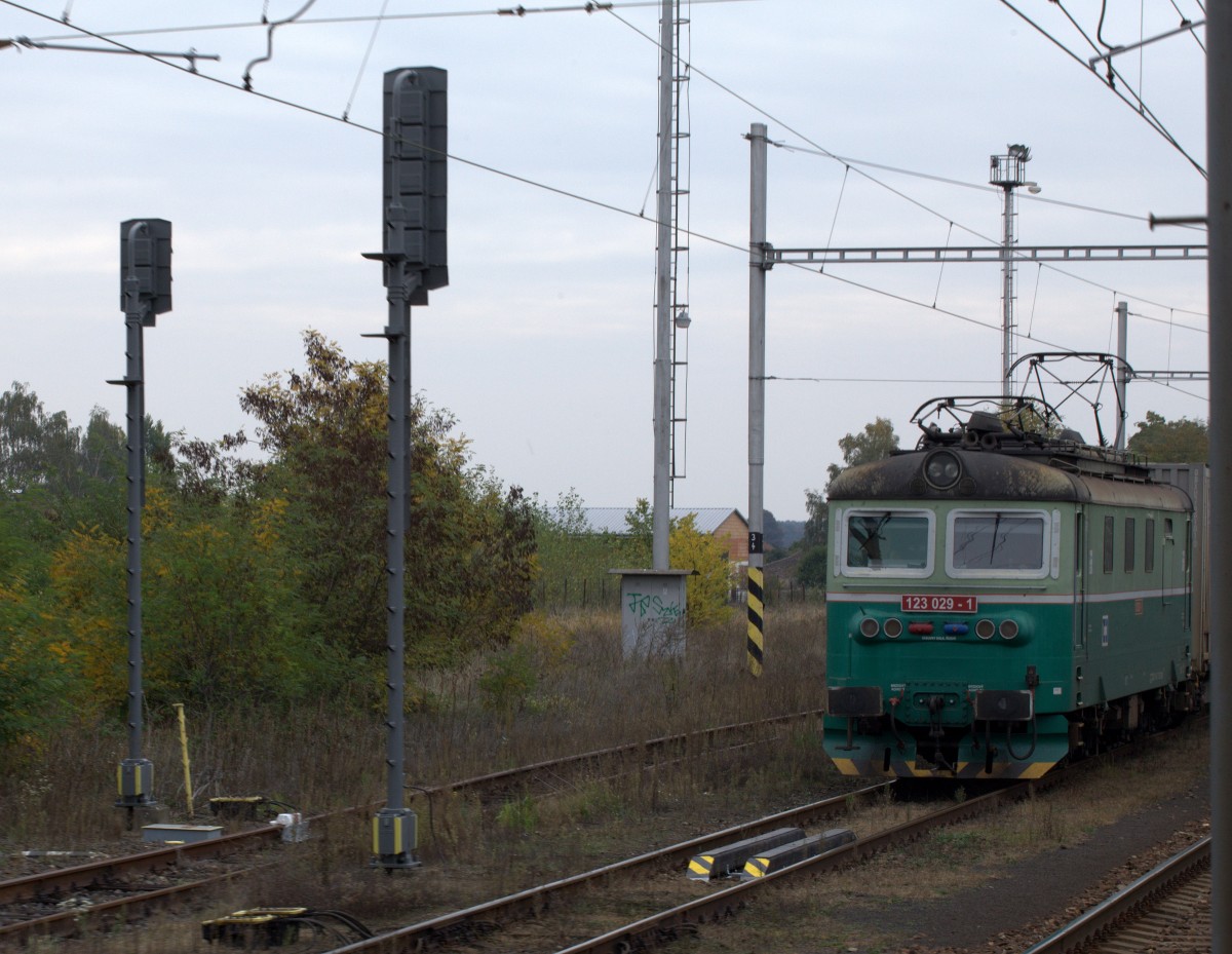 123 029-1 kommt hier am Signal zu halten.
Die in der Gleismitte zu sehenden Erhöhungen gehören wohl zu moderner Sicherungstechnik der CD. 10.10.2015  11:55 Uhr in Stara Boleslav