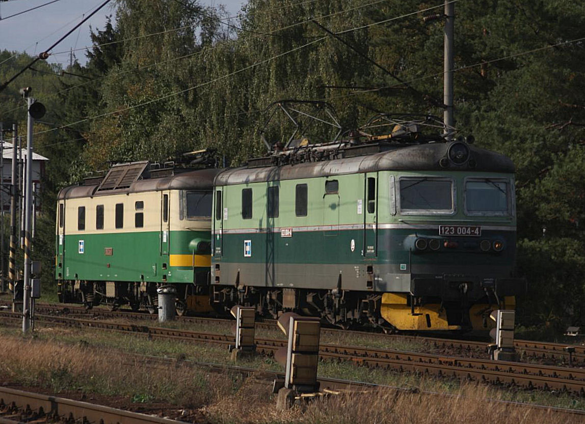 123004 und 130024 warten am 13.9.2009 in der Bahnhofeinfahrt von Kutna Hora auf ihren nächsten Einsatz.