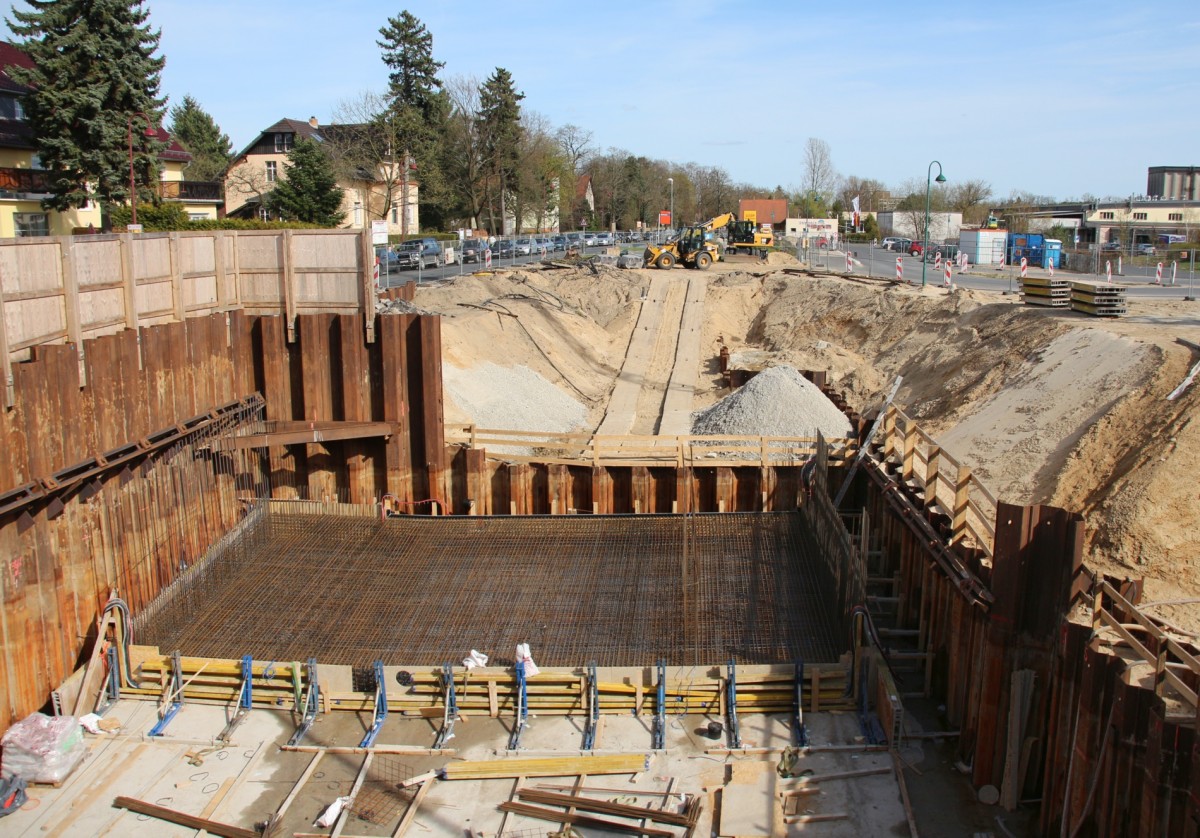 12.4.2015 Dahlewitz. Baugrube und zukünftige Fundamente für die Unterführung der Bahnhofsstraße. (links wartende Fzg vorm BÜ - aus RE3 aufgenommen)