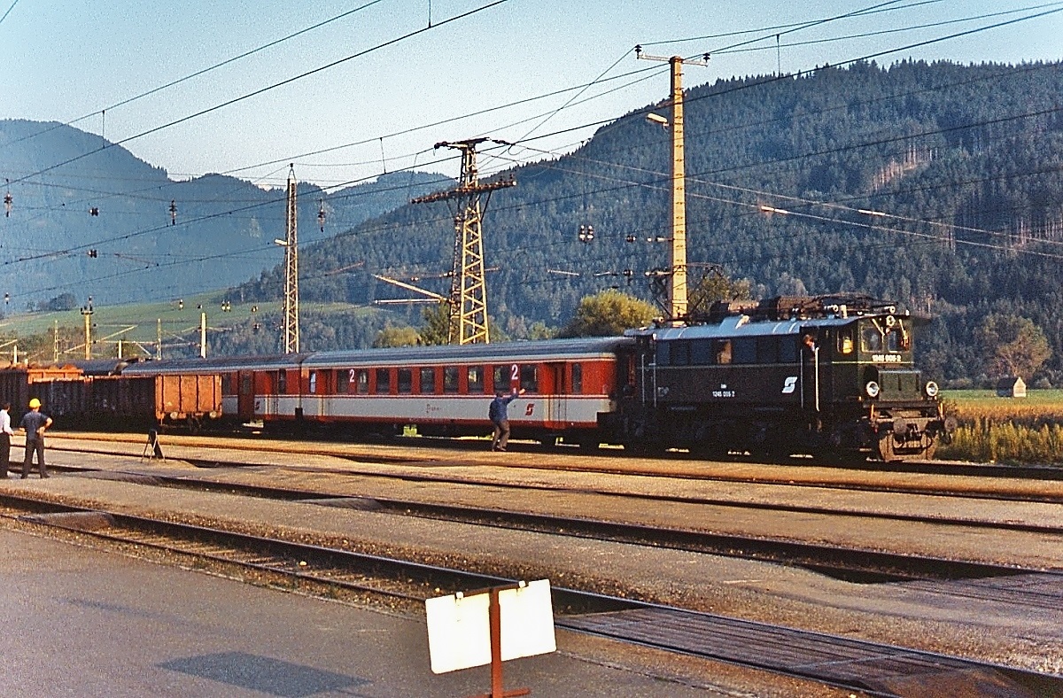 1245 005-2 rangiert im September 1986 im Bahnhof Stainach-Irdning