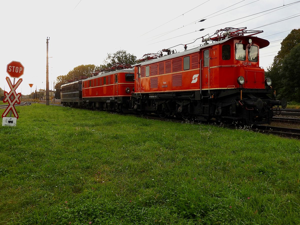 1245-518 lässt die Morgensonne auf den Rücken(Dach)scheinen,und pfeift sozusagen auf die angrenzenden Verkehrsschilder, Bhf Timelkam; 201003