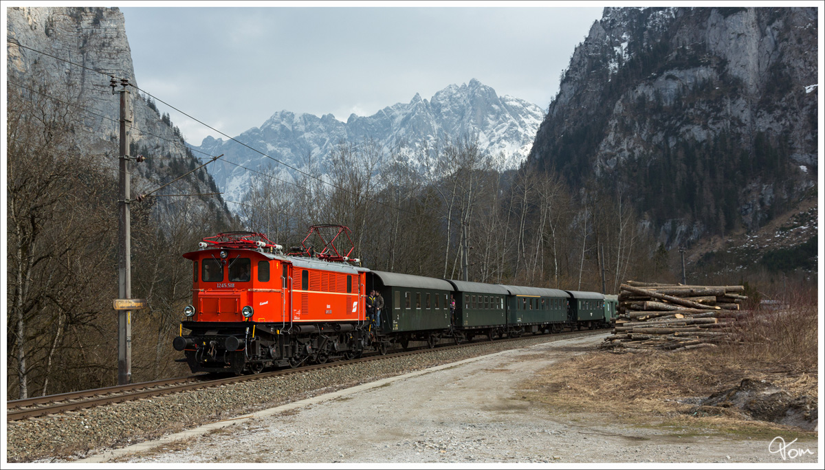 1245.518 der ÖGEG fährt mit einem Sonderzug von Eisenerz nach Admont.  
Gesäuseeingang 19_03_2016
