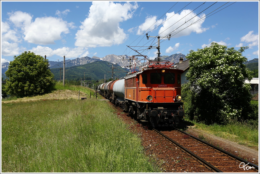 1245.525 fährt mit einem Kesselzug von Trofaiach nach Donawitz. 
Trofaiach 6.6.2014