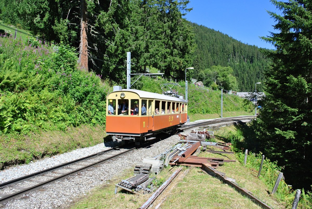 125 Jahre BLM - Bergbahn Lauterbrunnen-Mrren: Zur Feier verkehrte am Wochenende der nur noch sehr selten eingesetzte CFe 2/4 Nr. 11, hier bei Ausfahrt in Grtschalp, 13.08.2016.