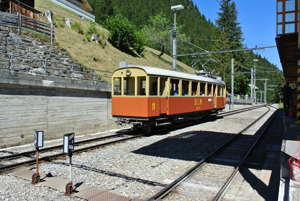 125 Jahre BLM - Bergbahn Lauterbrunnen-Mrren: Zur Feier verkehrte am Wochenende der nur noch sehr selten eingesetzte CFe 2/4 Nr. 11, hier bei Ausfahrt in Mrren, 13.08.2016.