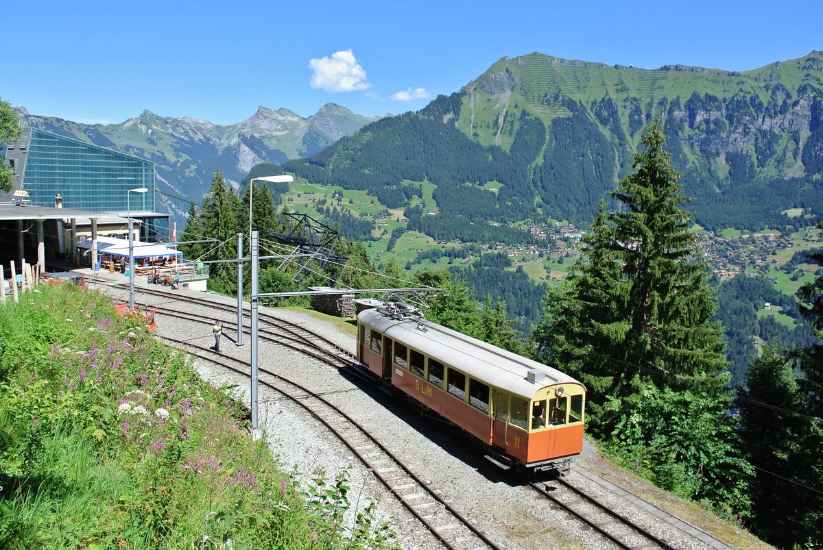125 Jahre BLM - Bergbahn Lauterbrunnen-Mrren: Zur Feier verkehrte am Wochenende der nur noch sehr selten eingesetzte CFe 2/4 Nr. 11, hier bei Ausfahrt in Grtschalp, 13.08.2016.