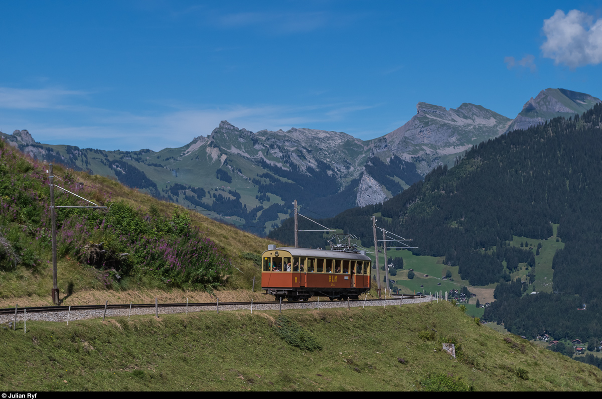 125 Jahre BLM: Der CFe 2/4 11 aus dem Jahr 1913 befindet sich am 13. August 2016 zwischen Winteregg und Grütschalp. Aufgrund seiner geringen Höchstgeschwindigkeit (bergauf ca. 22 km/h, die Strecke erlaubt teilweise 30) wird der Triebwagen nur noch sehr selten eingesetzt.