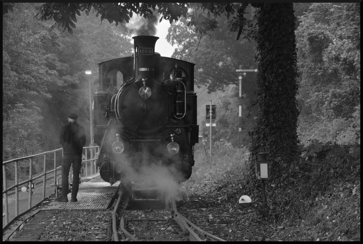 125 Jahre Brohltalbahn: Aus der Schweiz reiste die exakt 100 Jahre alte Zahnraddampflok HG 3/3 Nr. 1068 der Br�nig-Dampfbahn (BDB) an und bef�rderte an den ersten beiden Oktoberwochenenden die Sonderz�ge der Brohltalbahn zwischen Brohl (BE) und Oberzwissen bzw. teilweise sogar bis zum Endpunkt der Strecke in Engeln. Hier steht die Maschine am 03.10.2026 auf der Untersuchungsgrube und wird vom Lokpersonal f�r den Tag vorbereitet.
