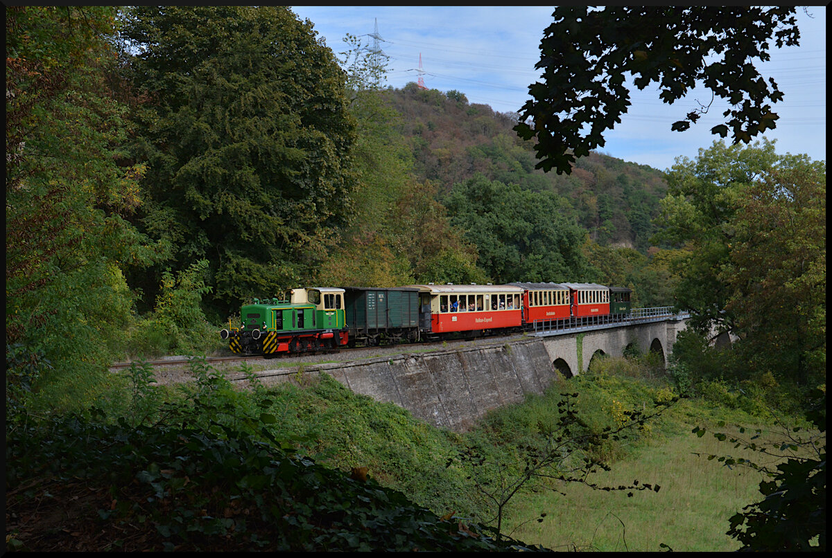 125 Jahre Brohltalbahn: Die dieselhydraulische Lok D2 (Typ MV10S, Baujahr 1965) f�hrt am 04.10.2026 mit dem Vulkan-Express auf dem T�nissteiner Viadukt gen Burgbrohl bergauf.