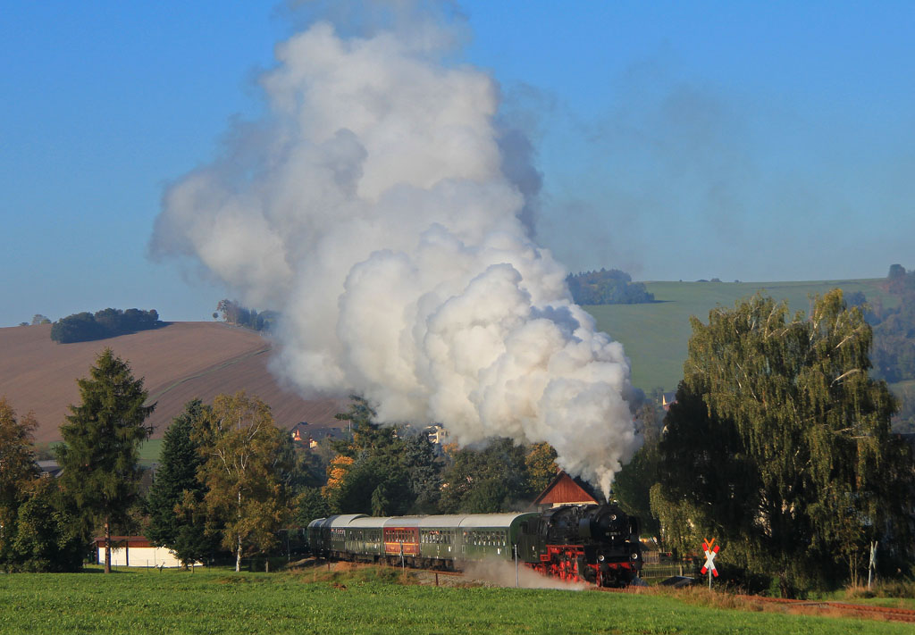 125 Jahre BSg, am Morgen des 04.10.2014 fährt die Schwarzenberger 50 3616-5 ihren ersten Pendelzug nach Annaberg-Buchholz. Hier zu sehen in der Ortslage Raschau.