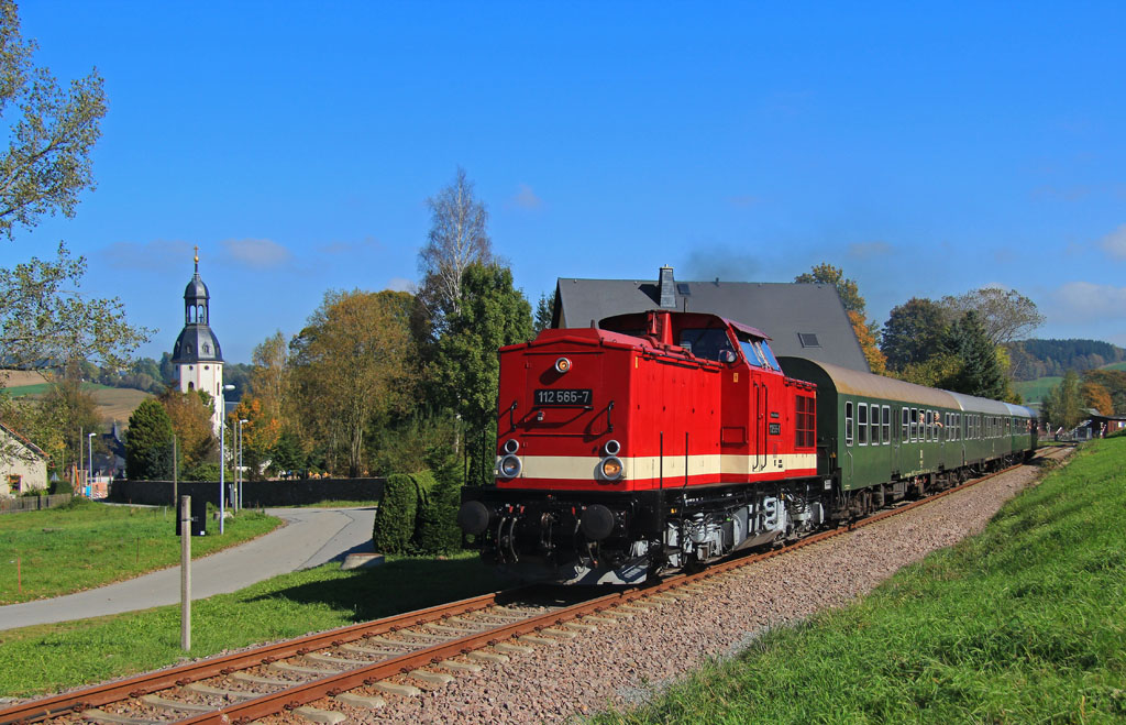 125 Jahre BSg, aus diesem Anlaß kam auch 112 565-7 der Press für Pendelfahrten zwischen Annaberg-Buchholz und Schwarzenberg zum Einsatz. Hier ist sie kurz hinter der Ausfahrt aus dem Bahnhof Schlettau in Richtung Markersbach unterwegs, 04.10.2014.