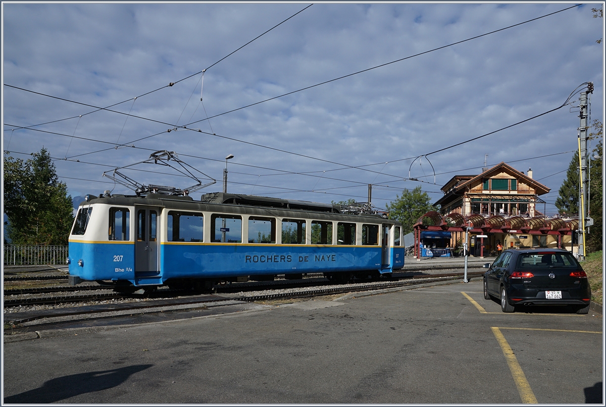 125 Jahre Glion - Rochers de Naye - Der Bhe 2/4 207 wird für die Vorbereitung der Fahrzeug Parade vom Bahnhof ins Depot gefahren.
Glion, den 16. Sept. 2017 pn