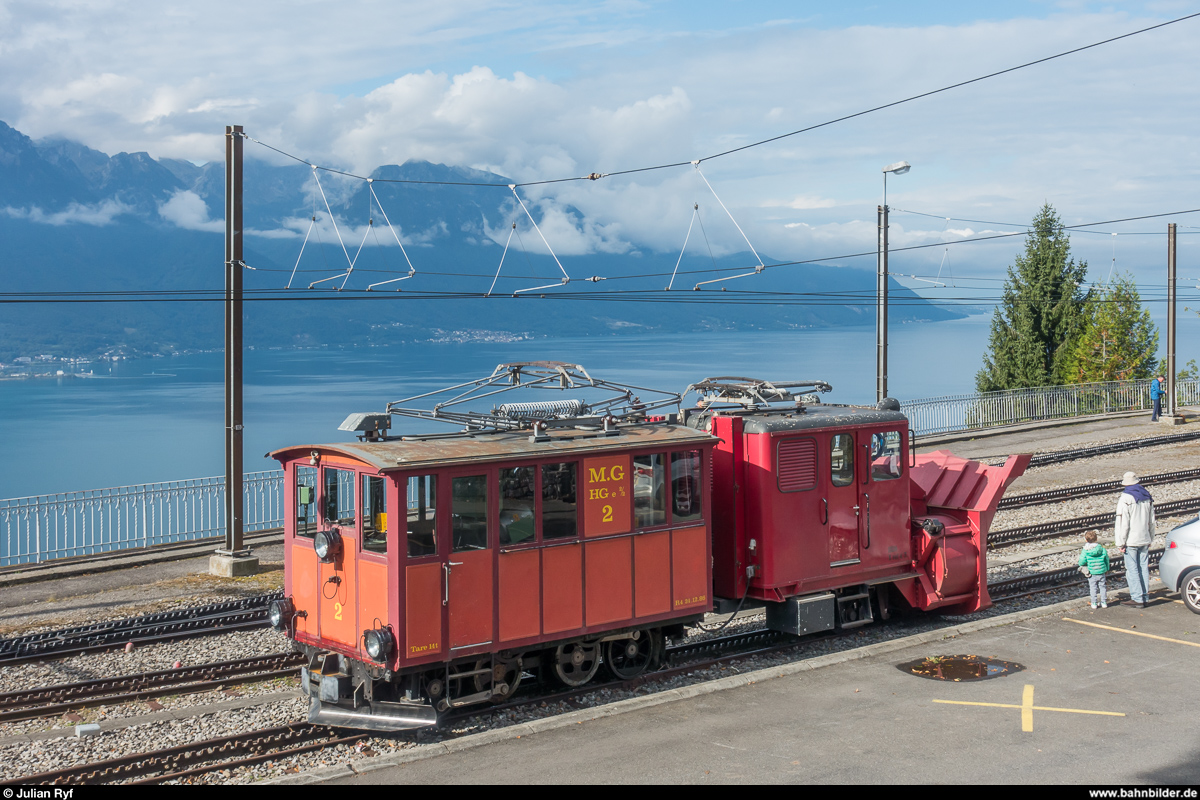 125 Jahre Glion - Rochers de Naye am 16. September 2017: HGe 2/2 2 mit Schneeschleuder Xrote 3 abgestellt im Bahnhof Glion. Die Lok hat keine Zulassung mehr und darf deshalb nicht mehr aus eigener Kraft bewegt werden.