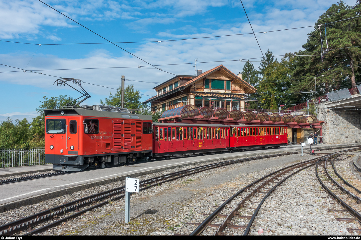 125 Jahre Glion - Rochers de Naye am 16. September 2017: Der Belle-Epoque-Zug mit der Hem 2/2 12 und den beiden alten Vorstellwagen auf Bergfahrt in Glion.