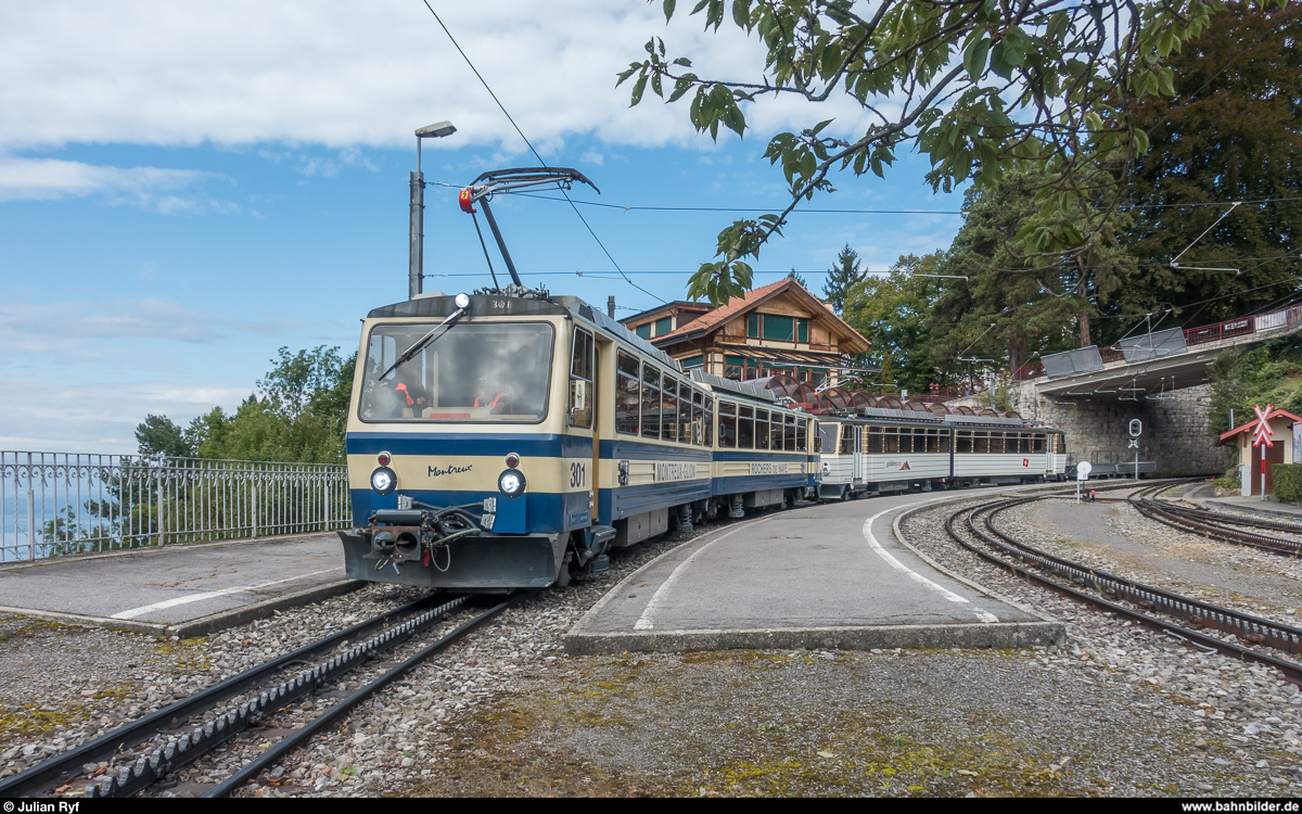 125 Jahre Glion - Rochers de Naye am 16. September 2017: Regelzug mit den Bhe 4/8 301 und dem nachgebauten 305 auf Talfahrt in Glion.