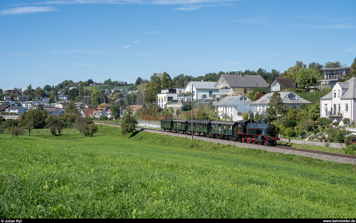 125 Jahre rechtsufrige Zürichseebahn Rapperswil - Zürich am 29. September 2019.<br>
DVZO Eb 3/5 9 mit Extrazug Zürich Tiefenbrunnen - Rapperswil vor den Villen der Goldküste zwischen Uerikon und Feldbach.