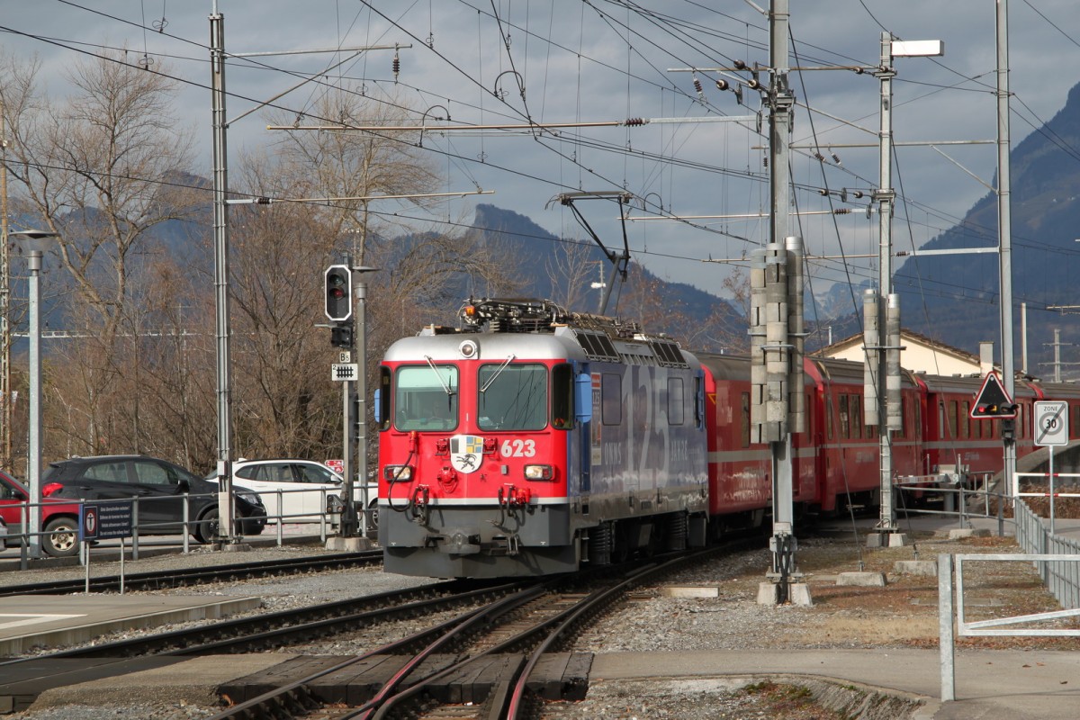 125 Jahre Rhätische Bahn.Die Jubiläumslok Ge4/4 II Nr.623 mit einem RE nach Disentis/Mustér bei der Einfahrt in Landquart.23.01.14